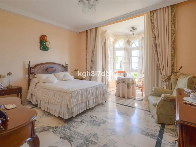 House - Detached Villa в продаже в Benalmadena, Málaga. В доме 10 спален и 5 ванных комнат. Площадь дома 795 м². Площадь участка 960 м²
