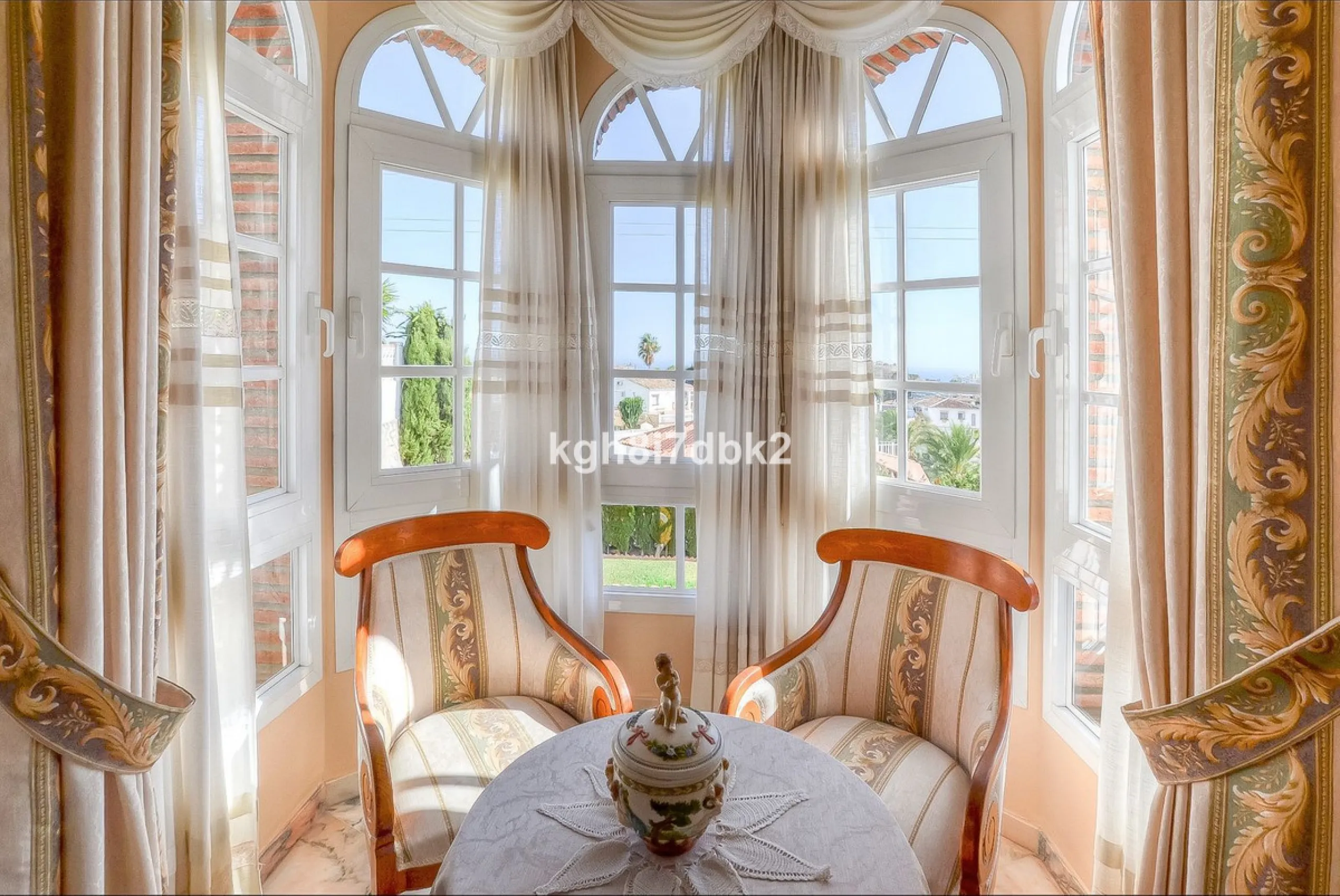 House - Detached Villa в продаже в Benalmadena, Málaga. В доме 10 спален и 5 ванных комнат. Площадь дома 795 м². Площадь участка 960 м²