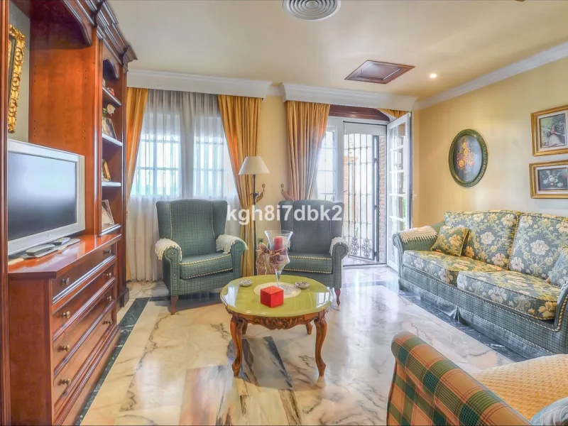 House - Detached Villa в продаже в Benalmadena, Málaga. В доме 10 спален и 5 ванных комнат. Площадь дома 795 м². Площадь участка 960 м²
