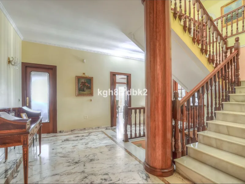 House - Detached Villa в продаже в Benalmadena, Málaga. В доме 10 спален и 5 ванных комнат. Площадь дома 795 м². Площадь участка 960 м²