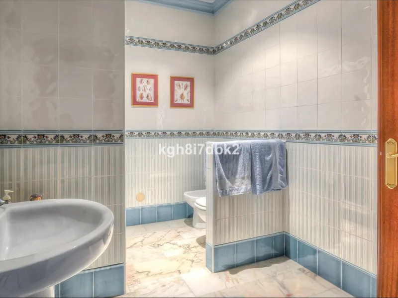 House - Detached Villa в продаже в Benalmadena, Málaga. В доме 10 спален и 5 ванных комнат. Площадь дома 795 м². Площадь участка 960 м²