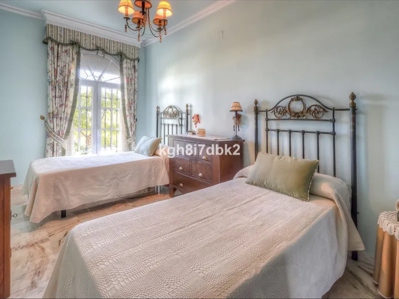 House - Detached Villa в продаже в Benalmadena, Málaga. В доме 10 спален и 5 ванных комнат. Площадь дома 795 м². Площадь участка 960 м²