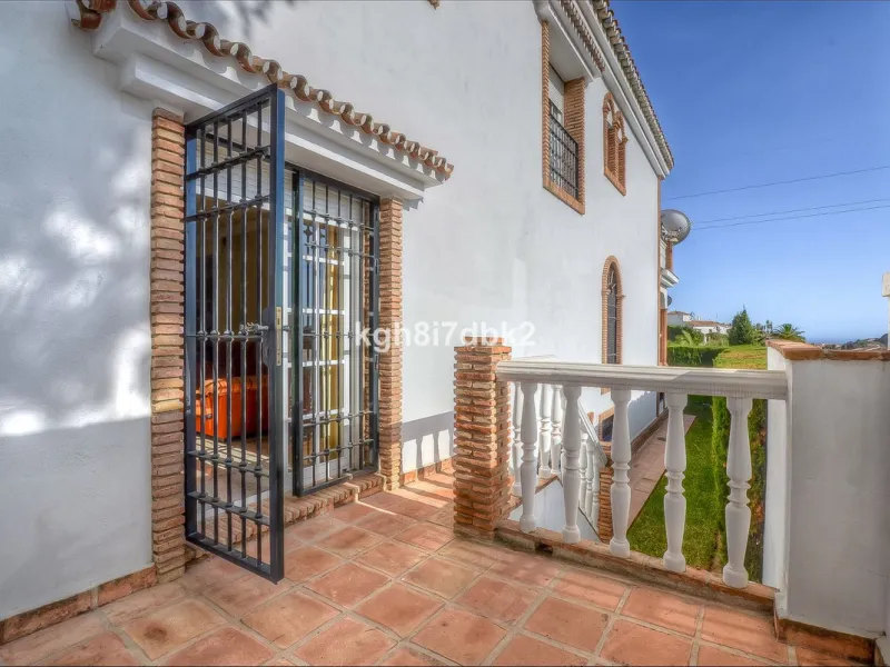 House - Detached Villa в продаже в Benalmadena, Málaga. В доме 10 спален и 5 ванных комнат. Площадь дома 795 м². Площадь участка 960 м²