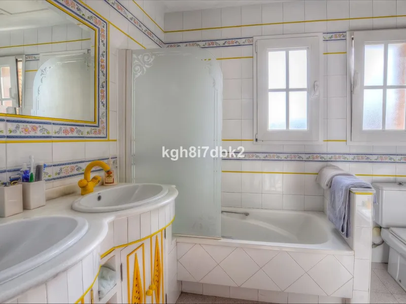 House - Detached Villa в продаже в Benalmadena, Málaga. В доме 10 спален и 5 ванных комнат. Площадь дома 795 м². Площадь участка 960 м²