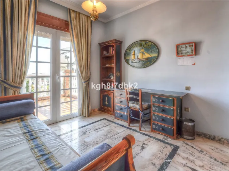 House - Detached Villa в продаже в Benalmadena, Málaga. В доме 10 спален и 5 ванных комнат. Площадь дома 795 м². Площадь участка 960 м²