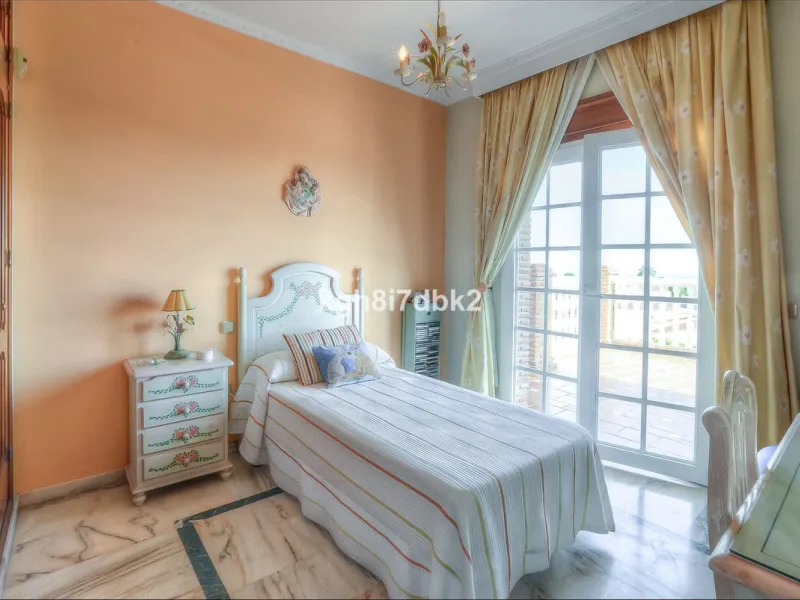 House - Detached Villa в продаже в Benalmadena, Málaga. В доме 10 спален и 5 ванных комнат. Площадь дома 795 м². Площадь участка 960 м²