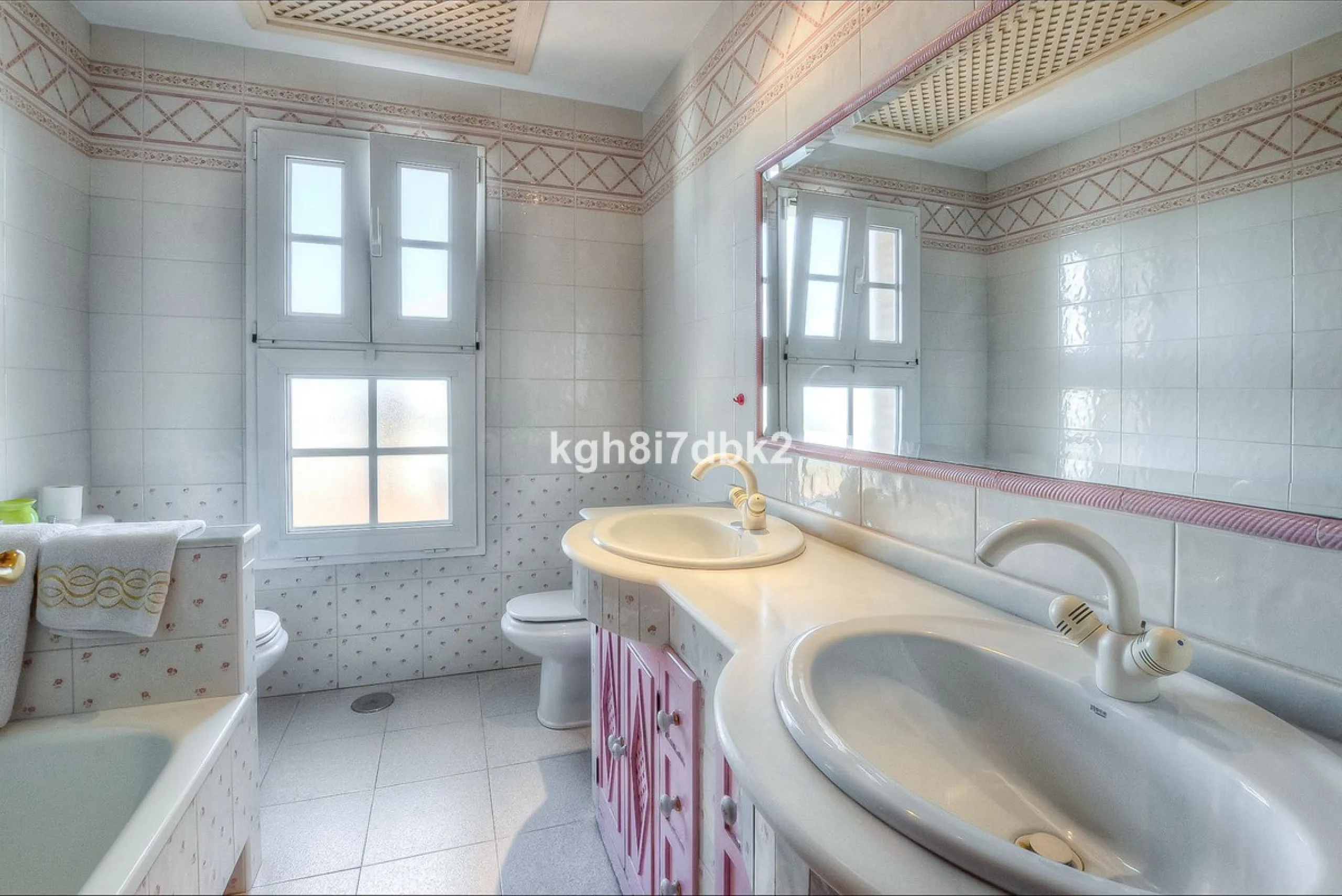 House - Detached Villa в продаже в Benalmadena, Málaga. В доме 10 спален и 5 ванных комнат. Площадь дома 795 м². Площадь участка 960 м²