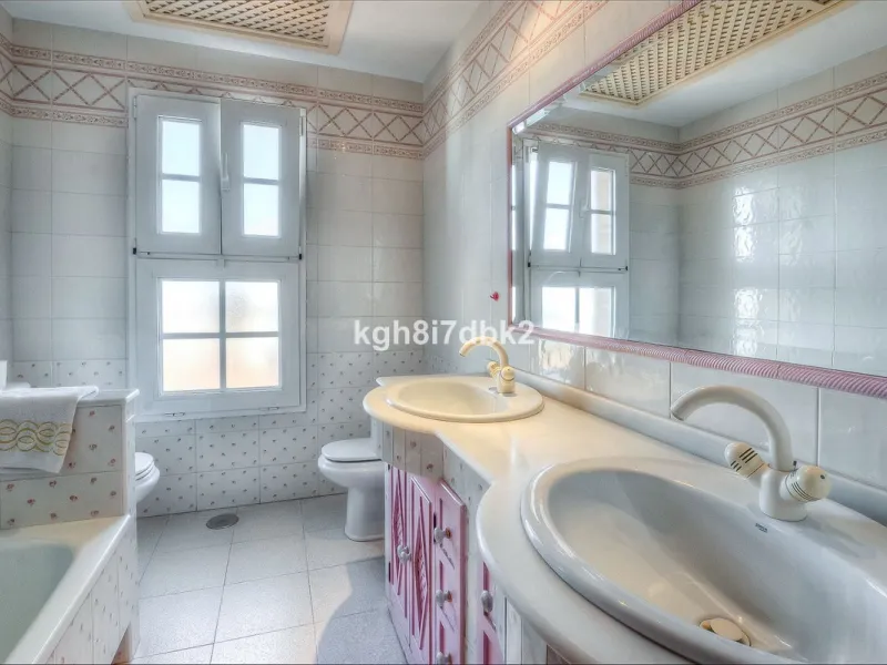 House - Detached Villa в продаже в Benalmadena, Málaga. В доме 10 спален и 5 ванных комнат. Площадь дома 795 м². Площадь участка 960 м²