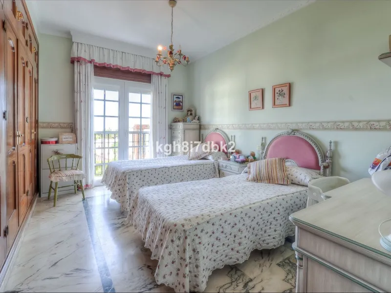 House - Detached Villa в продаже в Benalmadena, Málaga. В доме 10 спален и 5 ванных комнат. Площадь дома 795 м². Площадь участка 960 м²