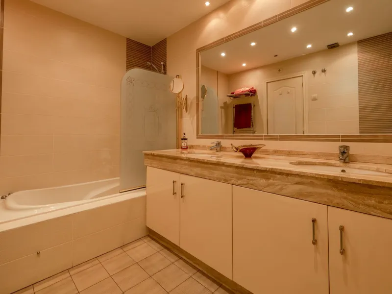 Magnificent ground-floor apartment in the exclusive Embrujo Playa development, one of Marbella's most sought-after areas thanks to its privileged seaside location and its proximity to Puerto Banús. The property offers two spacious bedrooms and 172 m² of i