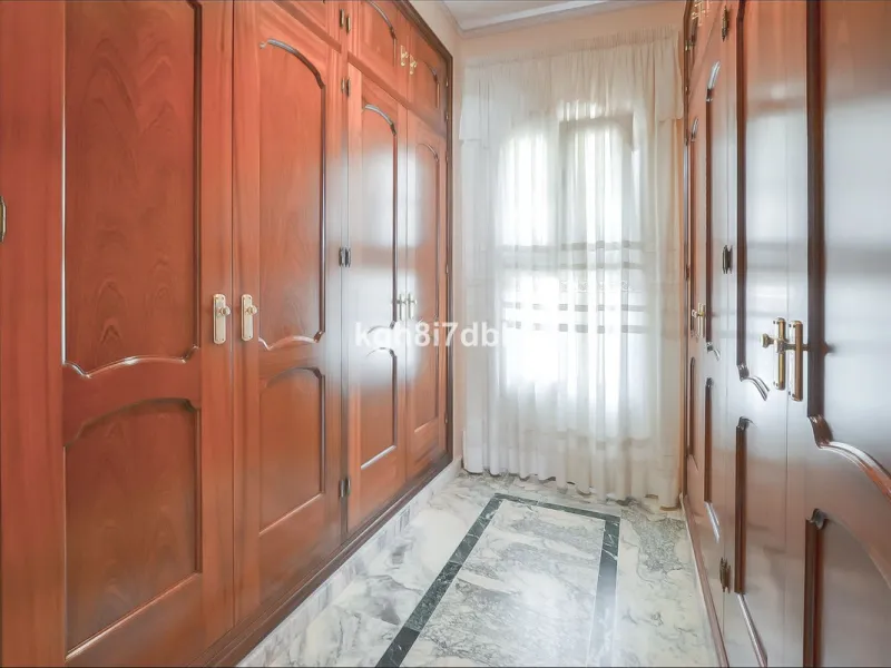 House - Detached Villa в продаже в Benalmadena, Málaga. В доме 10 спален и 5 ванных комнат. Площадь дома 795 м². Площадь участка 960 м²