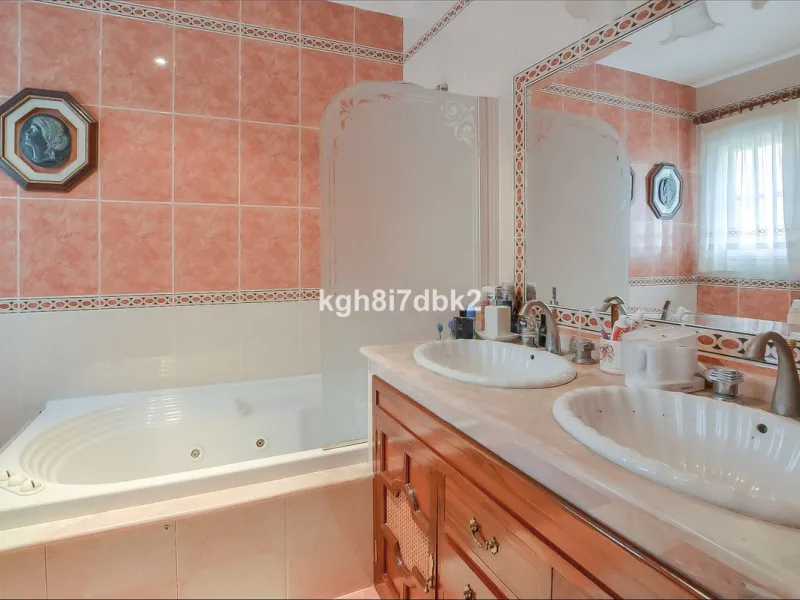 House - Detached Villa в продаже в Benalmadena, Málaga. В доме 10 спален и 5 ванных комнат. Площадь дома 795 м². Площадь участка 960 м²