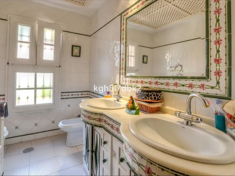 House - Detached Villa в продаже в Benalmadena, Málaga. В доме 10 спален и 5 ванных комнат. Площадь дома 795 м². Площадь участка 960 м²