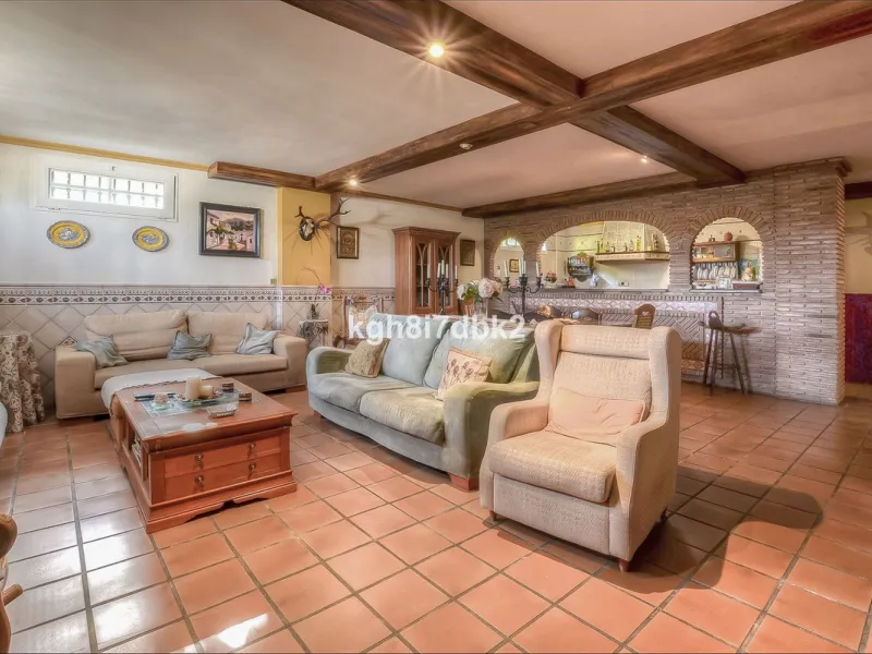 House - Detached Villa в продаже в Benalmadena, Málaga. В доме 10 спален и 5 ванных комнат. Площадь дома 795 м². Площадь участка 960 м²