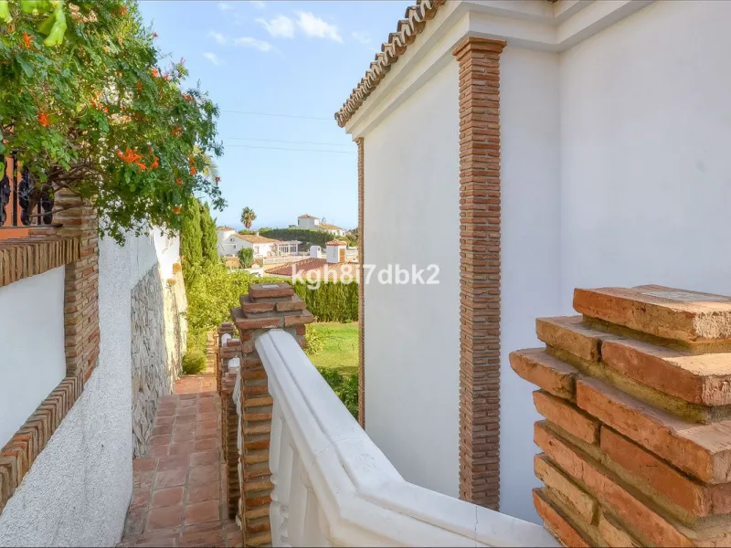 House - Detached Villa в продаже в Benalmadena, Málaga. В доме 10 спален и 5 ванных комнат. Площадь дома 795 м². Площадь участка 960 м²