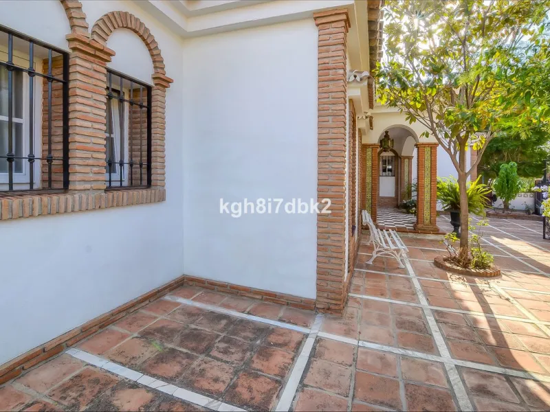 House - Detached Villa в продаже в Benalmadena, Málaga. В доме 10 спален и 5 ванных комнат. Площадь дома 795 м². Площадь участка 960 м²