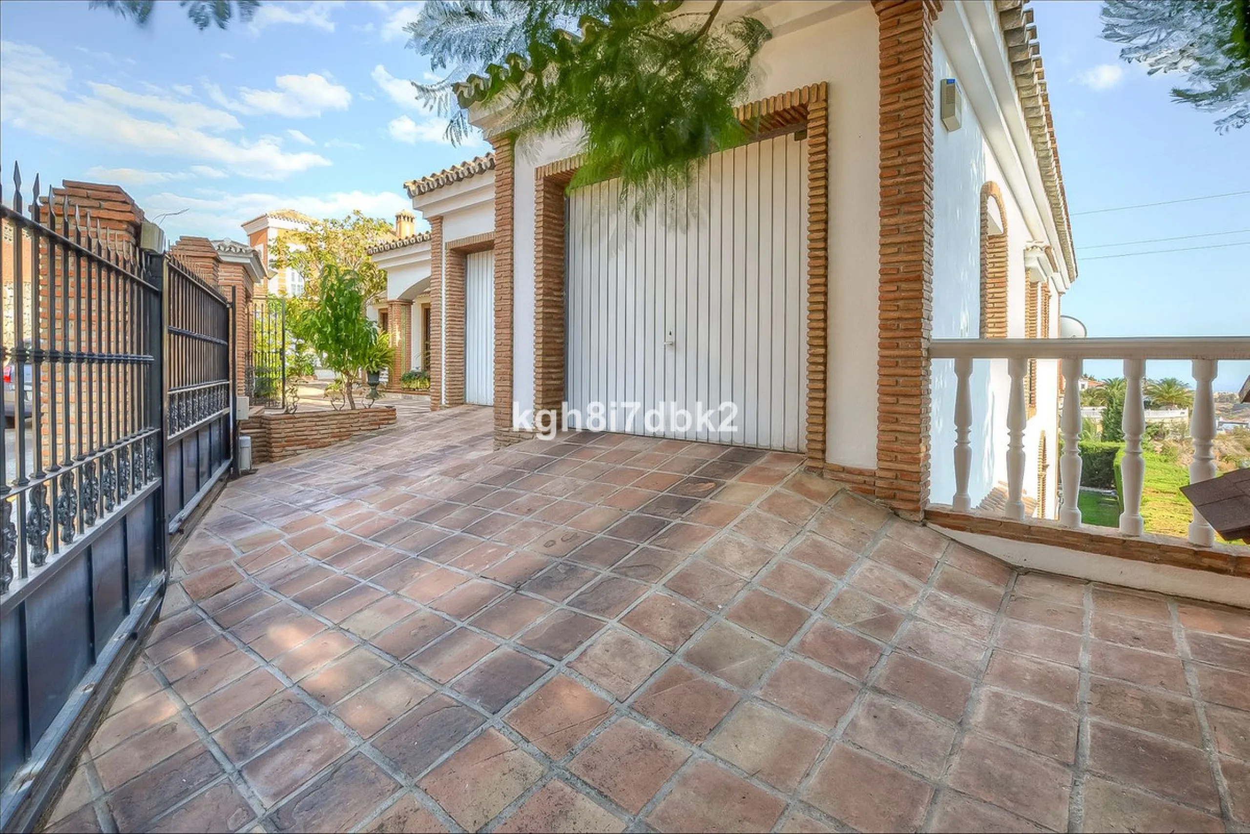 House - Detached Villa в продаже в Benalmadena, Málaga. В доме 10 спален и 5 ванных комнат. Площадь дома 795 м². Площадь участка 960 м²