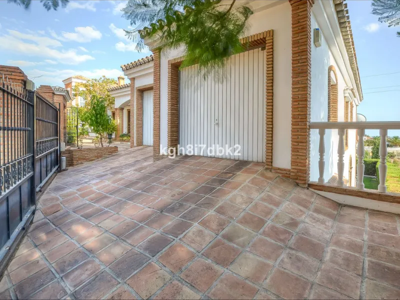 House - Detached Villa в продаже в Benalmadena, Málaga. В доме 10 спален и 5 ванных комнат. Площадь дома 795 м². Площадь участка 960 м²