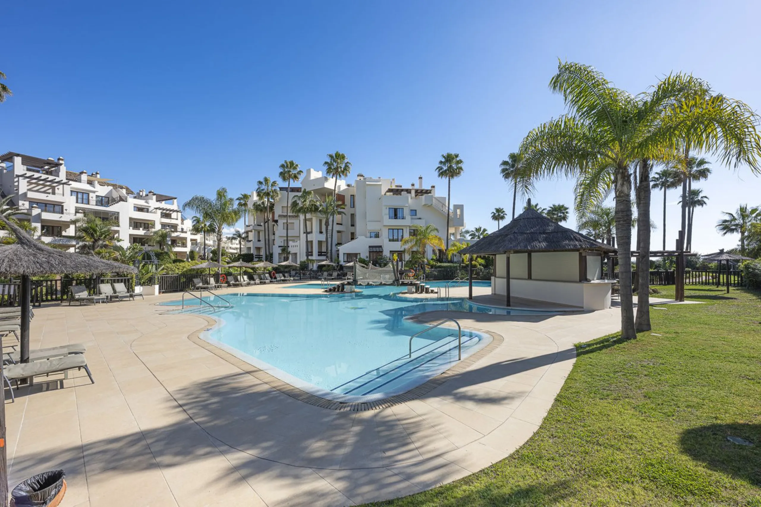 Bahía del Velerín is an exclusive community located between Marbella and Estepona. It features an impressive pool area with a snack bar, lush tropical gardens and 24-hour security. This prime location offers access to one of the best beaches in the region