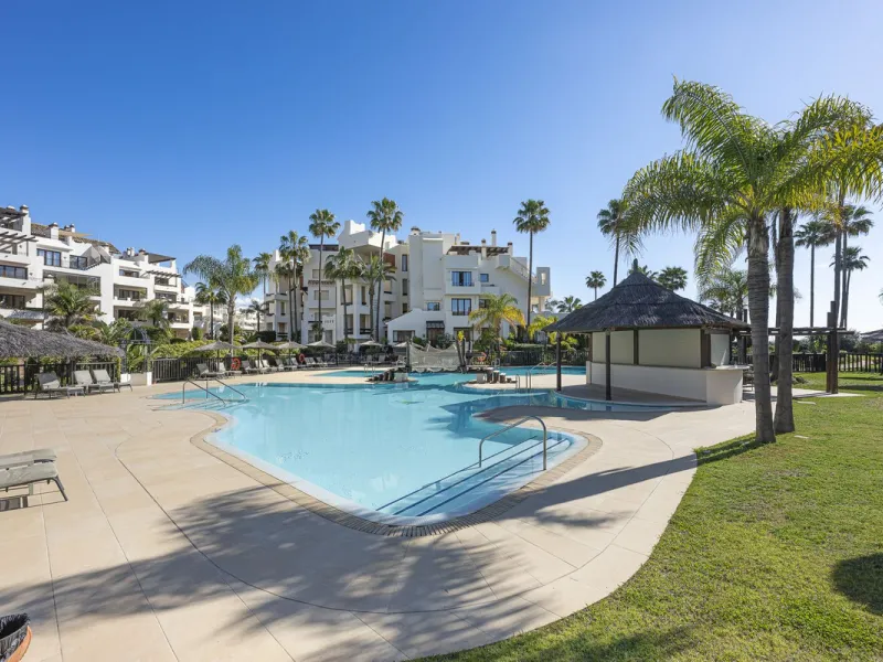 Bahía del Velerín is an exclusive community located between Marbella and Estepona. It features an impressive pool area with a snack bar, lush tropical gardens and 24-hour security. This prime location offers access to one of the best beaches in the region