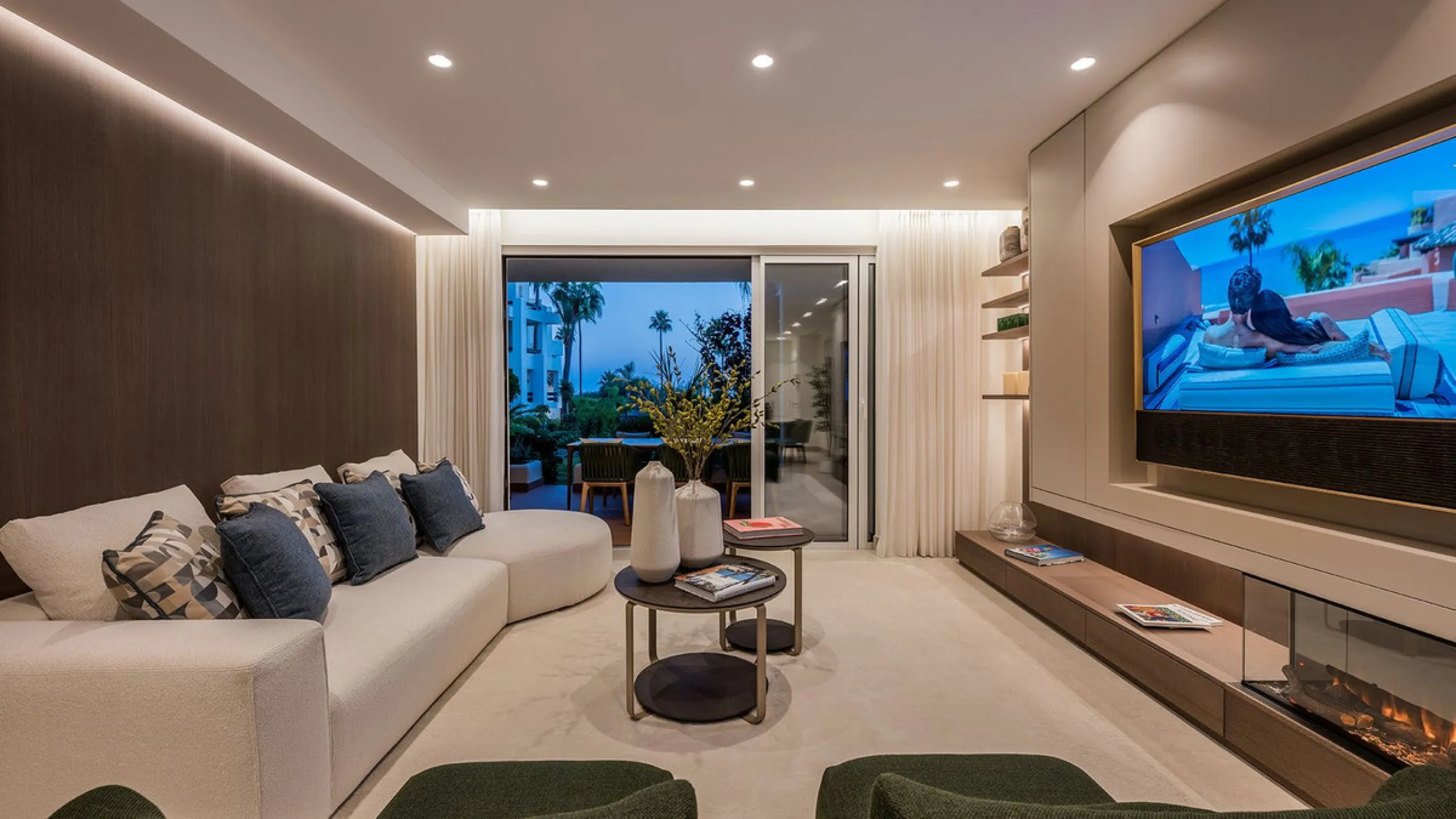 Bahía del Velerín is an exclusive community located between Marbella and Estepona. It features an impressive pool area with a snack bar, lush tropical gardens and 24-hour security. This prime location offers access to one of the best beaches in the region