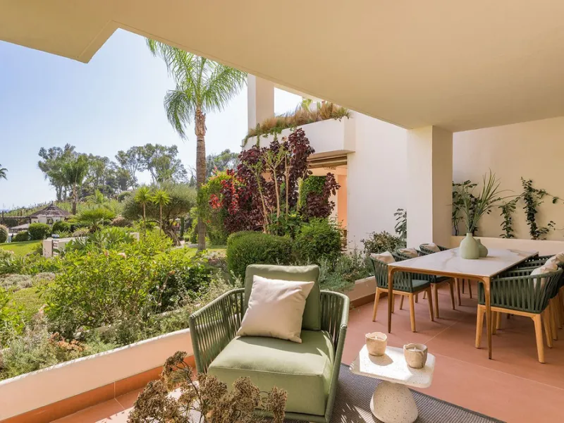 Bahía del Velerín is an exclusive community located between Marbella and Estepona. It features an impressive pool area with a snack bar, lush tropical gardens and 24-hour security. This prime location offers access to one of the best beaches in the region