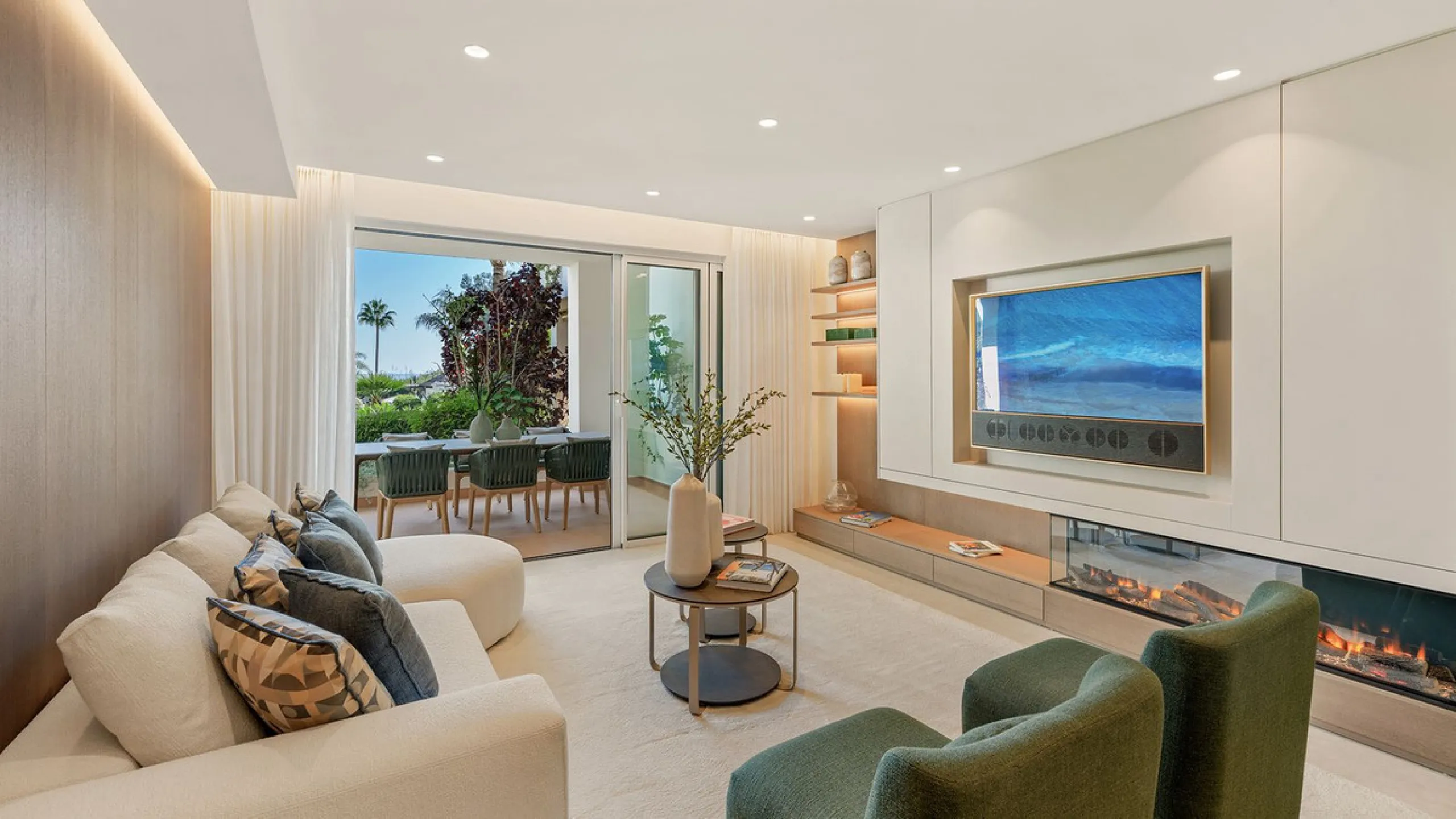 Bahía del Velerín is an exclusive community located between Marbella and Estepona. It features an impressive pool area with a snack bar, lush tropical gardens and 24-hour security. This prime location offers access to one of the best beaches in the region