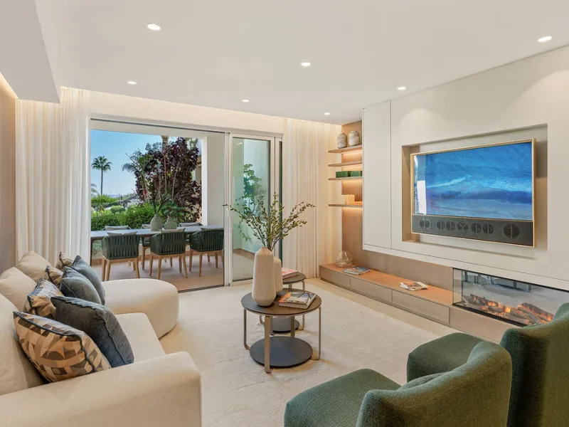 Bahía del Velerín is an exclusive community located between Marbella and Estepona. It features an impressive pool area with a snack bar, lush tropical gardens and 24-hour security. This prime location offers access to one of the best beaches in the region