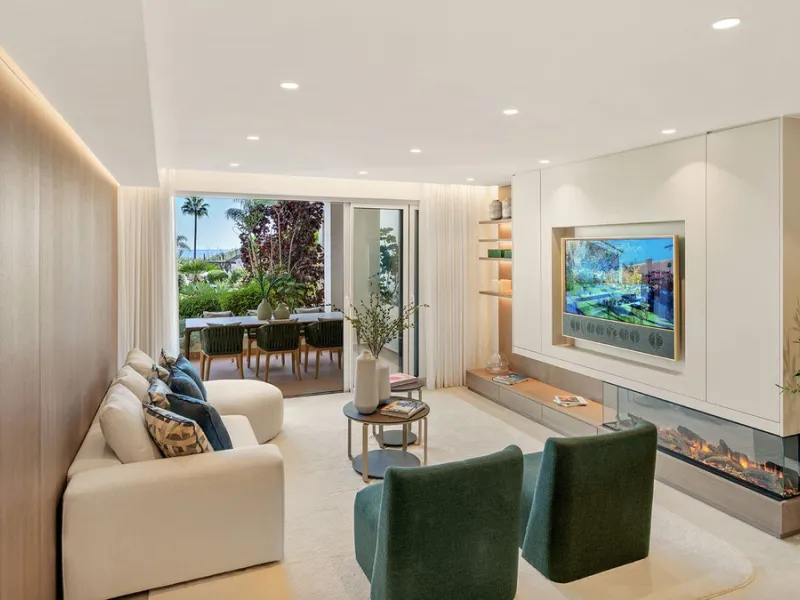 Bahía del Velerín is an exclusive community located between Marbella and Estepona. It features an impressive pool area with a snack bar, lush tropical gardens and 24-hour security. This prime location offers access to one of the best beaches in the region