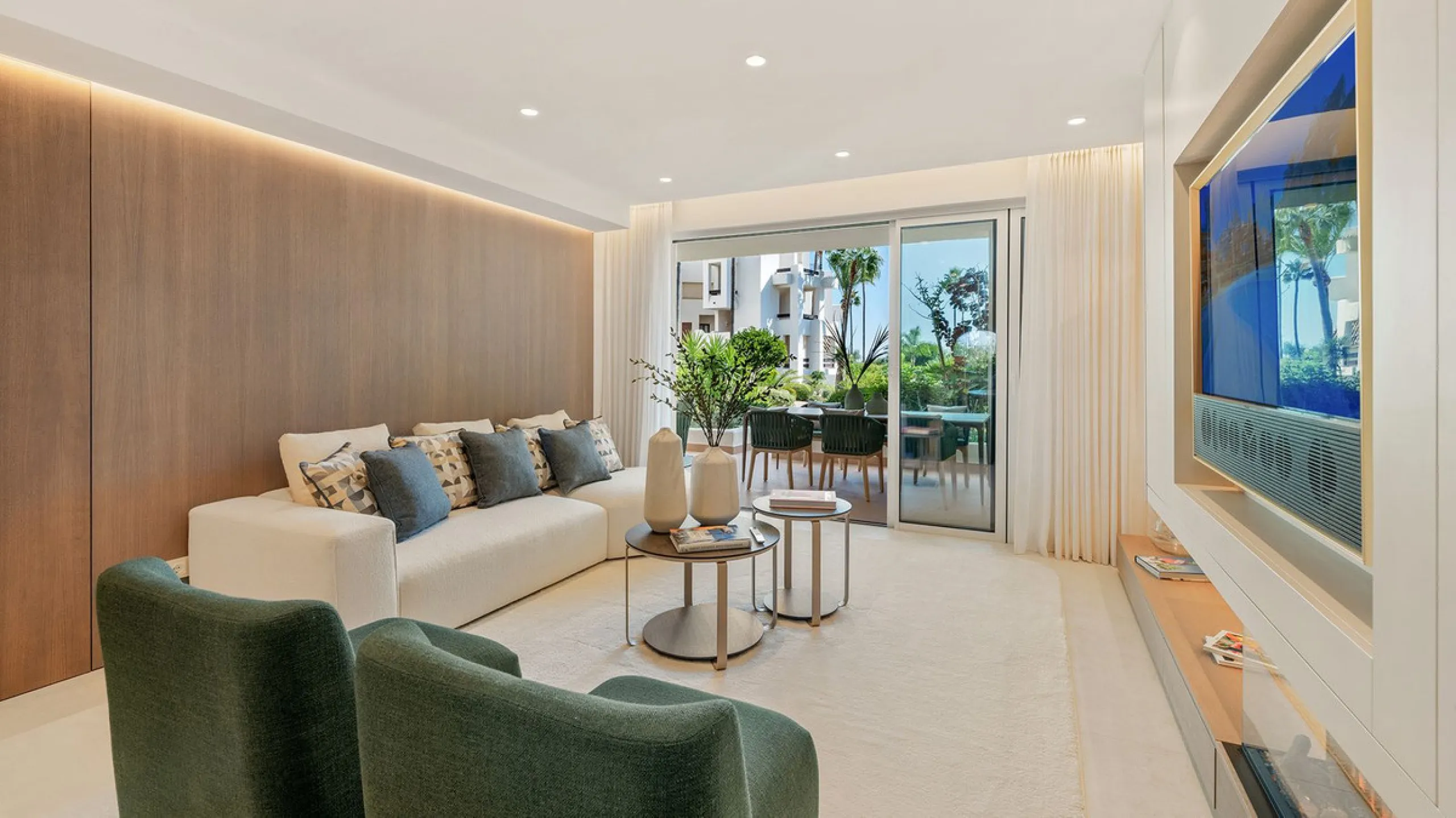 Bahía del Velerín is an exclusive community located between Marbella and Estepona. It features an impressive pool area with a snack bar, lush tropical gardens and 24-hour security. This prime location offers access to one of the best beaches in the region