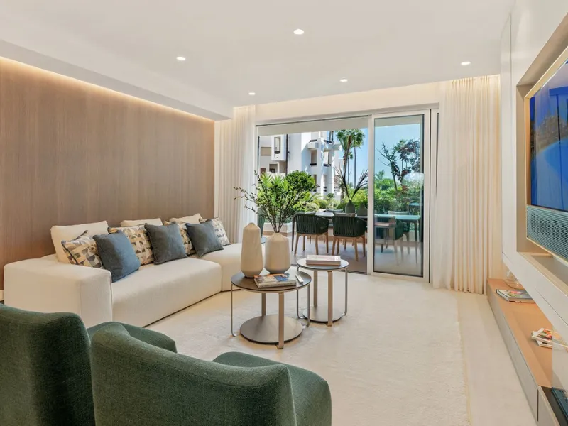 Bahía del Velerín is an exclusive community located between Marbella and Estepona. It features an impressive pool area with a snack bar, lush tropical gardens and 24-hour security. This prime location offers access to one of the best beaches in the region