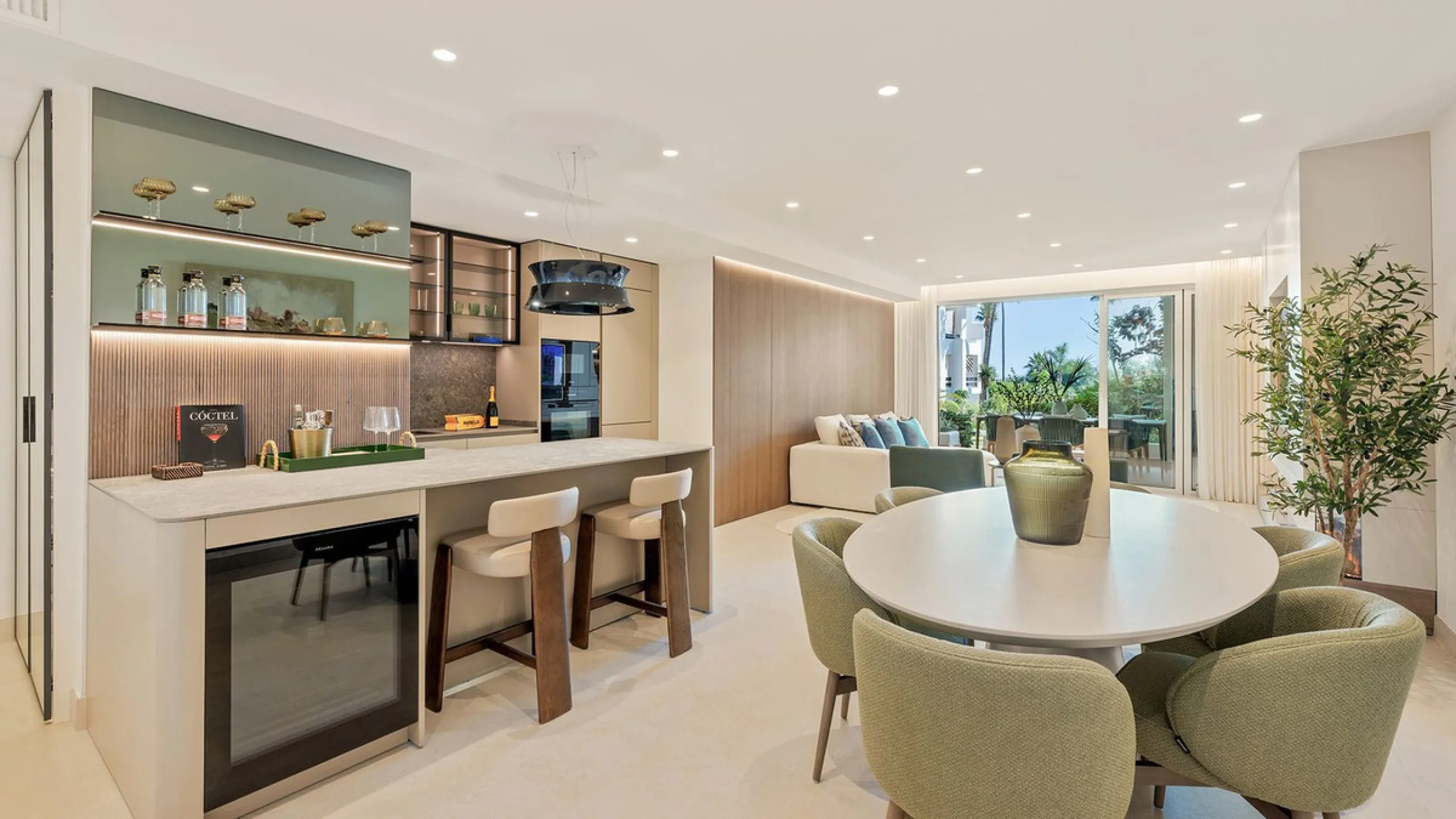 Bahía del Velerín is an exclusive community located between Marbella and Estepona. It features an impressive pool area with a snack bar, lush tropical gardens and 24-hour security. This prime location offers access to one of the best beaches in the region