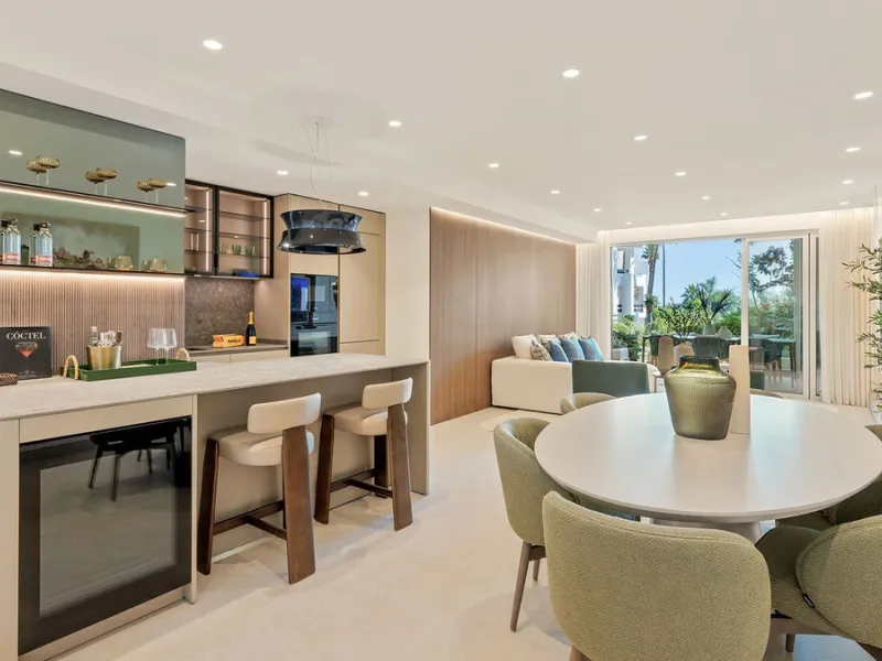 Bahía del Velerín is an exclusive community located between Marbella and Estepona. It features an impressive pool area with a snack bar, lush tropical gardens and 24-hour security. This prime location offers access to one of the best beaches in the region