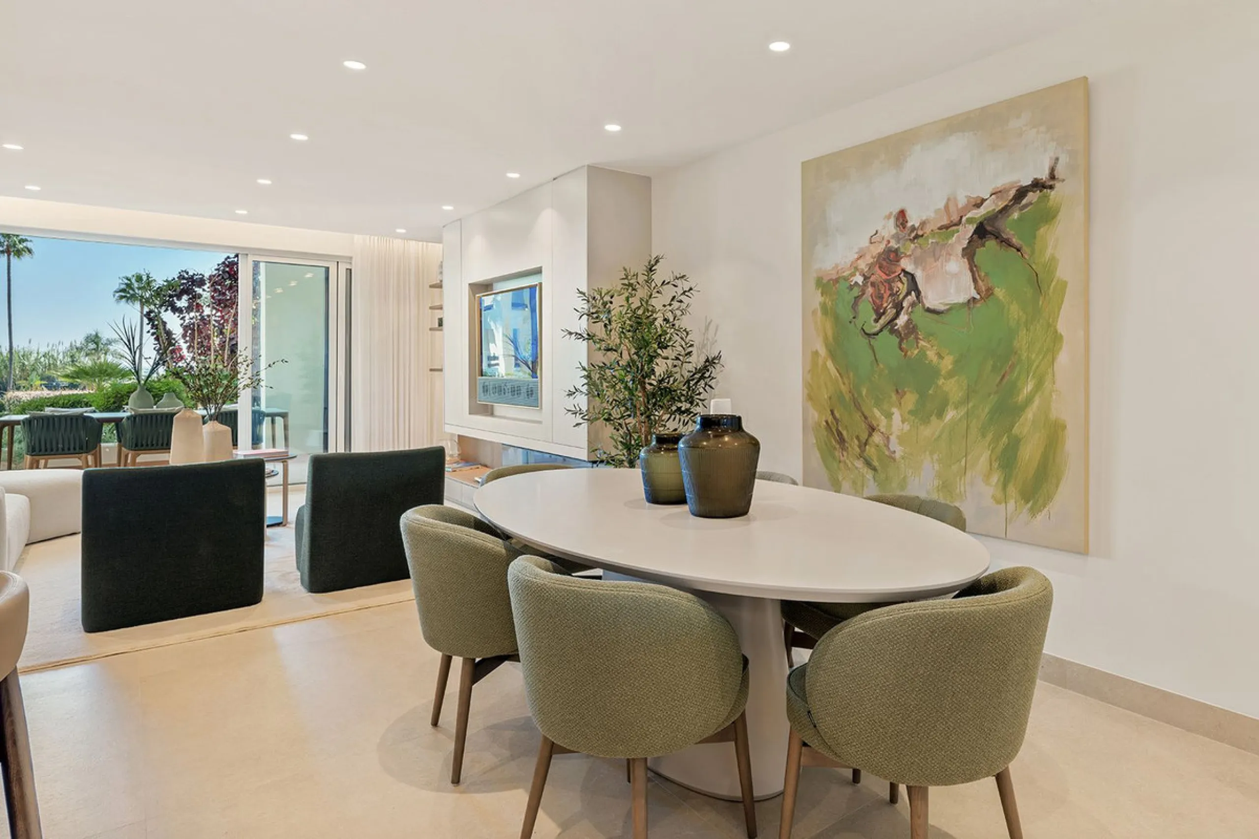 Bahía del Velerín is an exclusive community located between Marbella and Estepona. It features an impressive pool area with a snack bar, lush tropical gardens and 24-hour security. This prime location offers access to one of the best beaches in the region