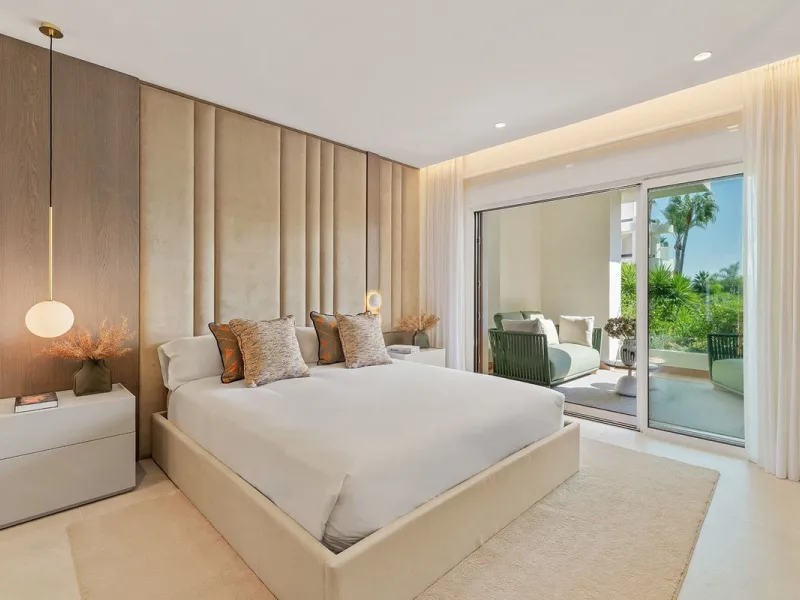 Bahía del Velerín is an exclusive community located between Marbella and Estepona. It features an impressive pool area with a snack bar, lush tropical gardens and 24-hour security. This prime location offers access to one of the best beaches in the region