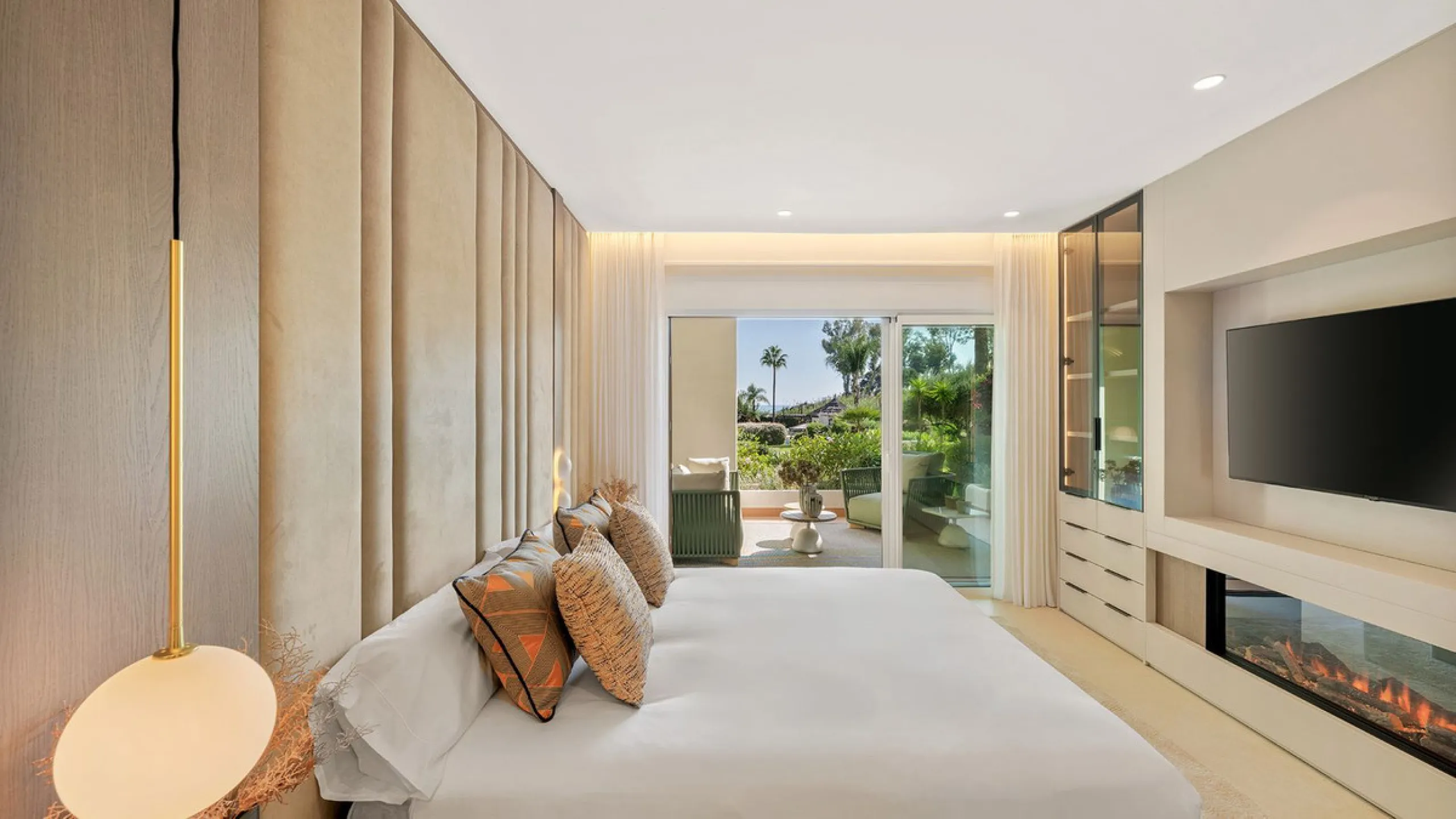 Bahía del Velerín is an exclusive community located between Marbella and Estepona. It features an impressive pool area with a snack bar, lush tropical gardens and 24-hour security. This prime location offers access to one of the best beaches in the region