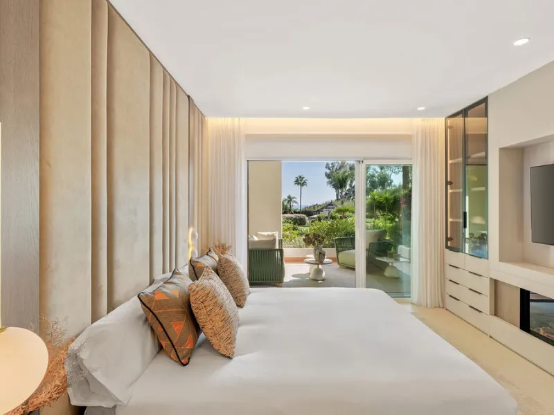 Bahía del Velerín is an exclusive community located between Marbella and Estepona. It features an impressive pool area with a snack bar, lush tropical gardens and 24-hour security. This prime location offers access to one of the best beaches in the region