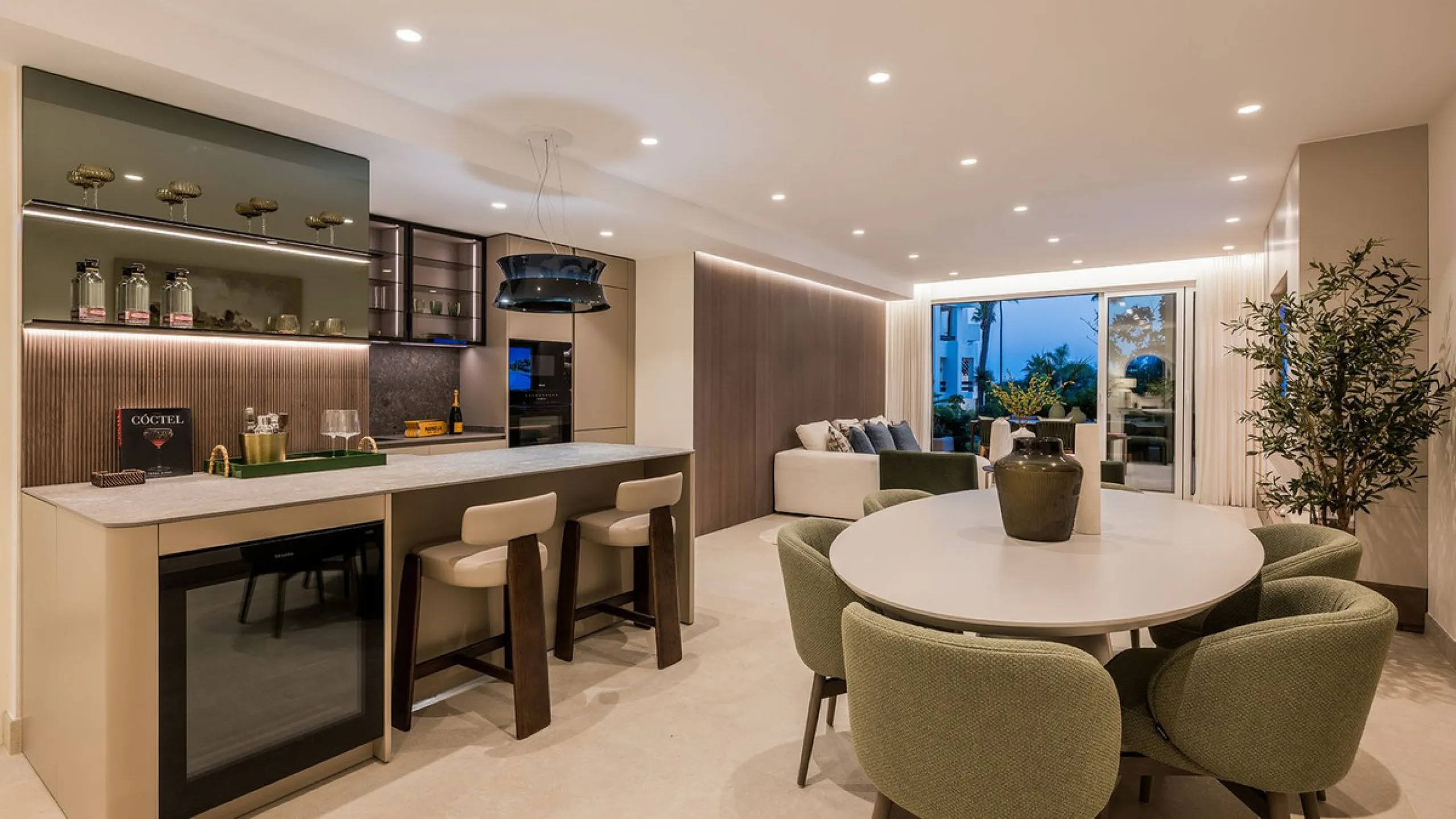 Bahía del Velerín is an exclusive community located between Marbella and Estepona. It features an impressive pool area with a snack bar, lush tropical gardens and 24-hour security. This prime location offers access to one of the best beaches in the region