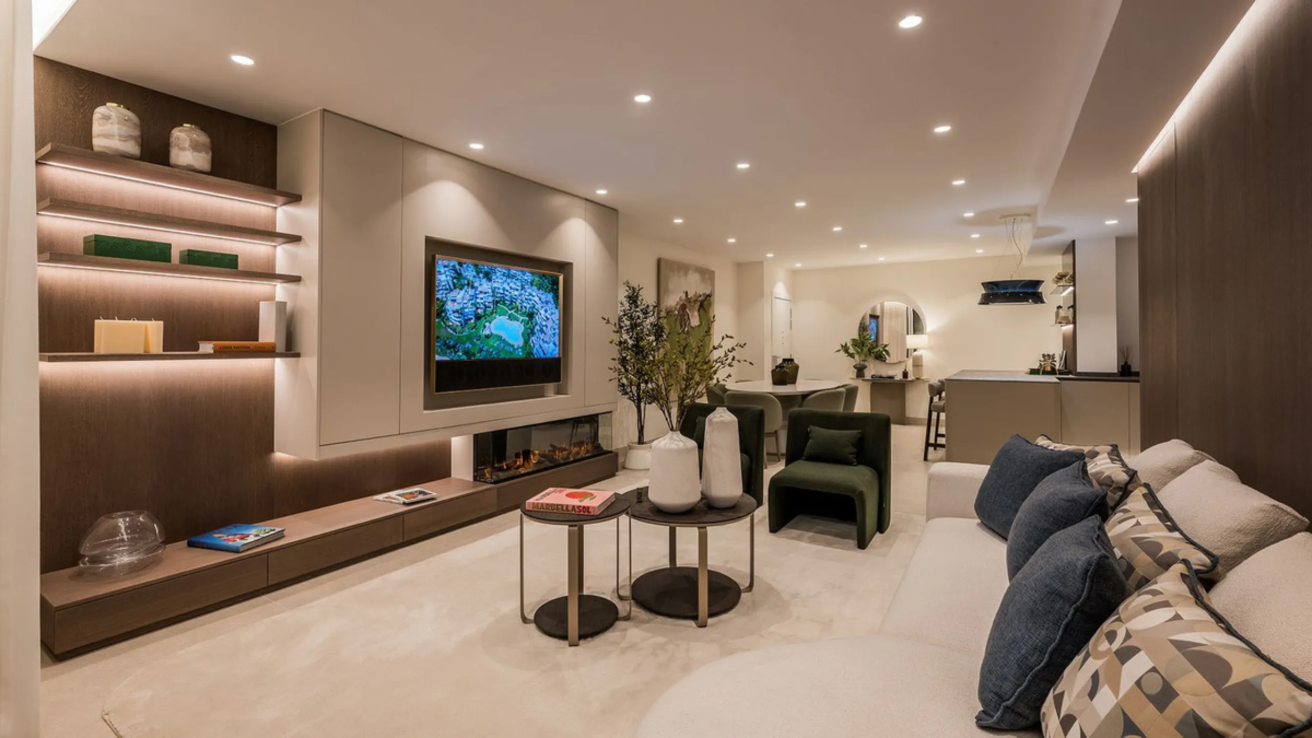 Bahía del Velerín is an exclusive community located between Marbella and Estepona. It features an impressive pool area with a snack bar, lush tropical gardens and 24-hour security. This prime location offers access to one of the best beaches in the region