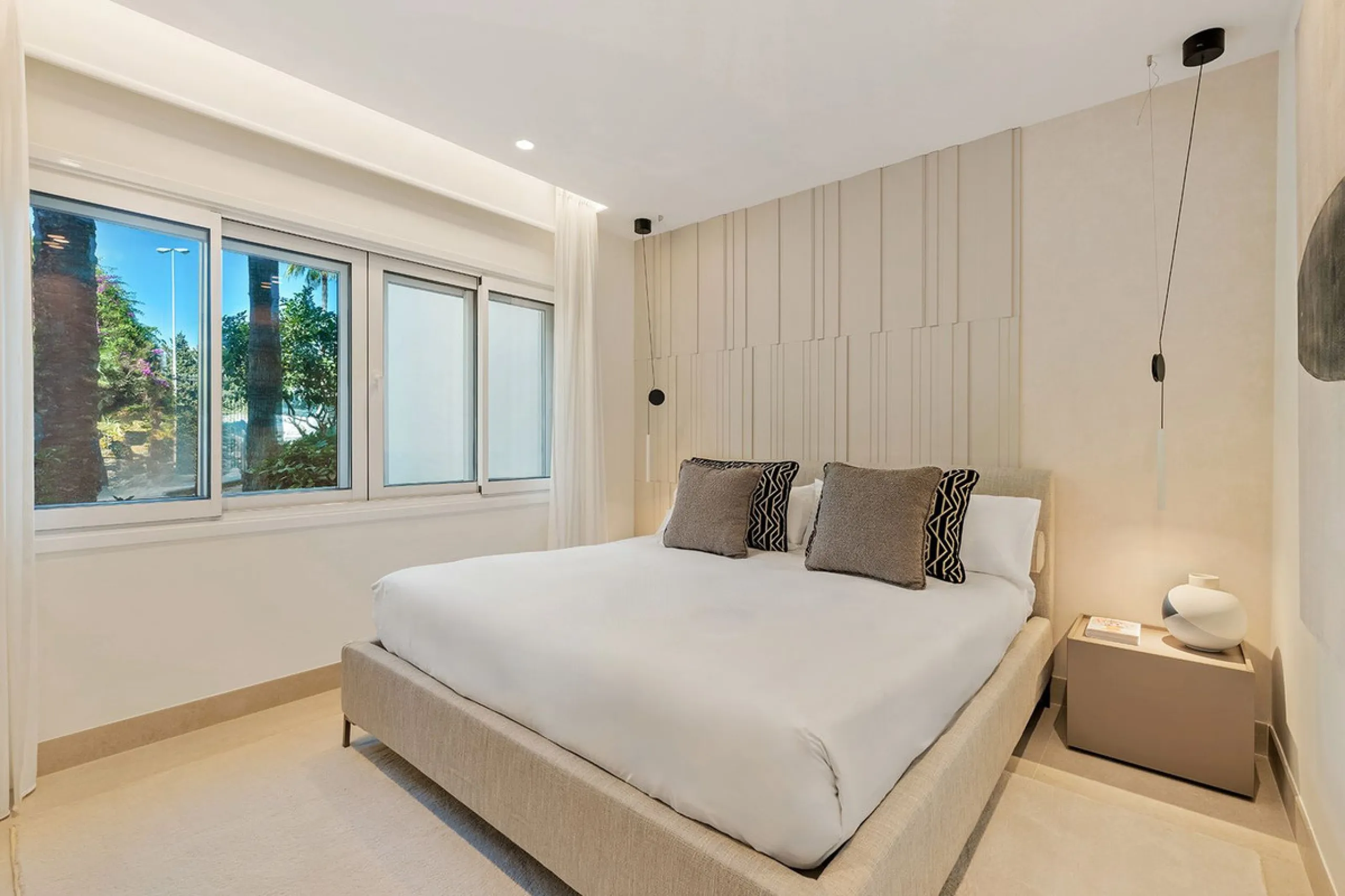 Bahía del Velerín is an exclusive community located between Marbella and Estepona. It features an impressive pool area with a snack bar, lush tropical gardens and 24-hour security. This prime location offers access to one of the best beaches in the region