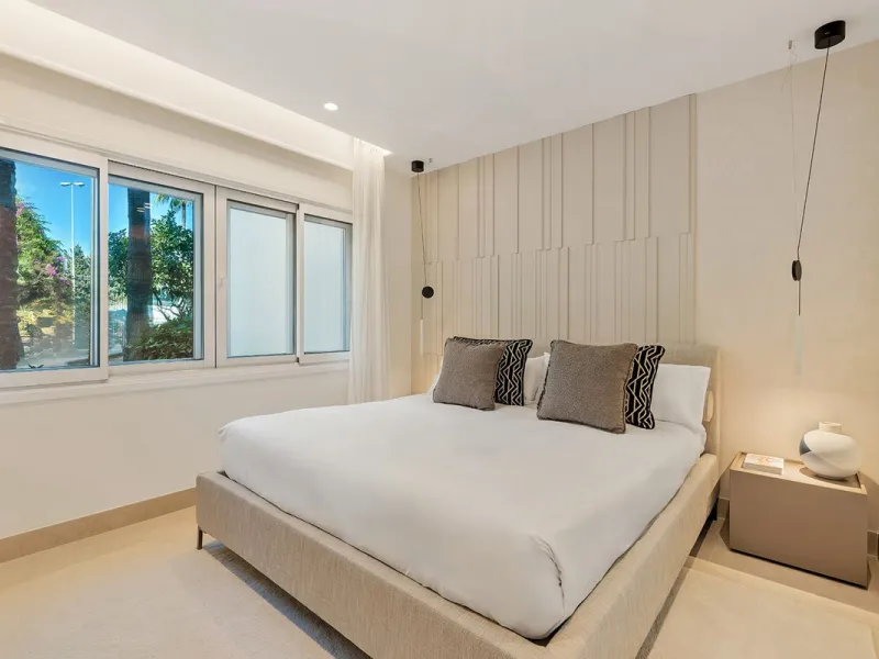 Bahía del Velerín is an exclusive community located between Marbella and Estepona. It features an impressive pool area with a snack bar, lush tropical gardens and 24-hour security. This prime location offers access to one of the best beaches in the region