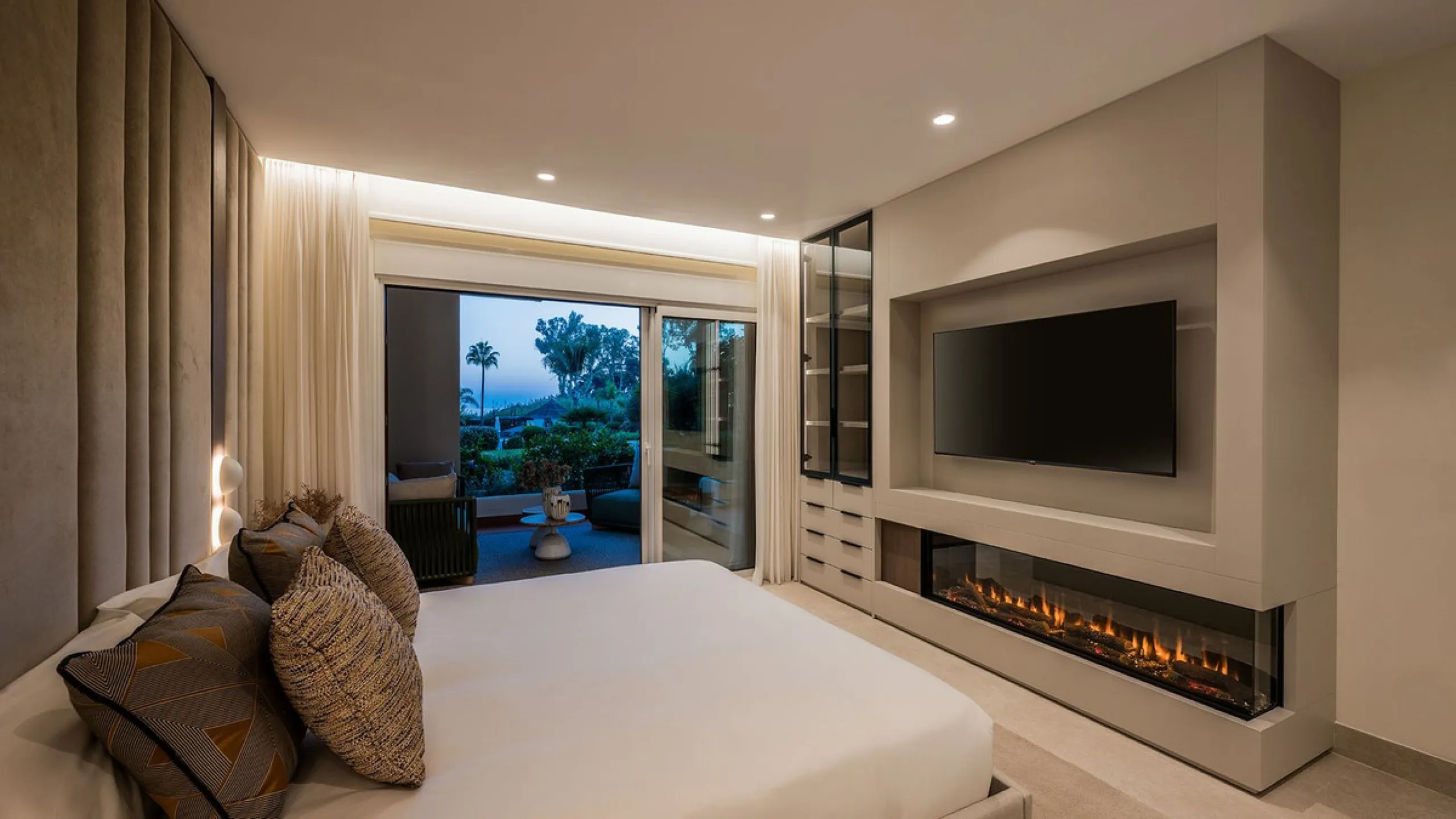 Bahía del Velerín is an exclusive community located between Marbella and Estepona. It features an impressive pool area with a snack bar, lush tropical gardens and 24-hour security. This prime location offers access to one of the best beaches in the region