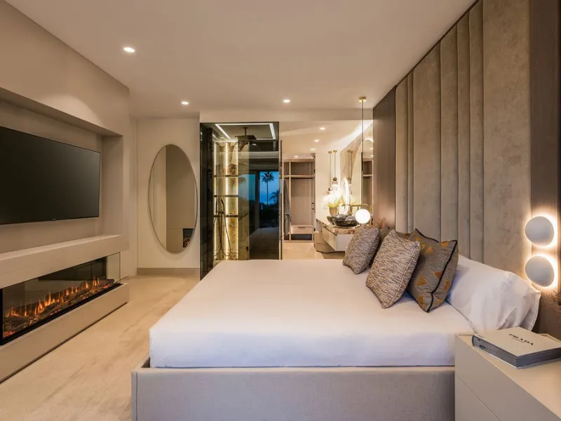 Bahía del Velerín is an exclusive community located between Marbella and Estepona. It features an impressive pool area with a snack bar, lush tropical gardens and 24-hour security. This prime location offers access to one of the best beaches in the region