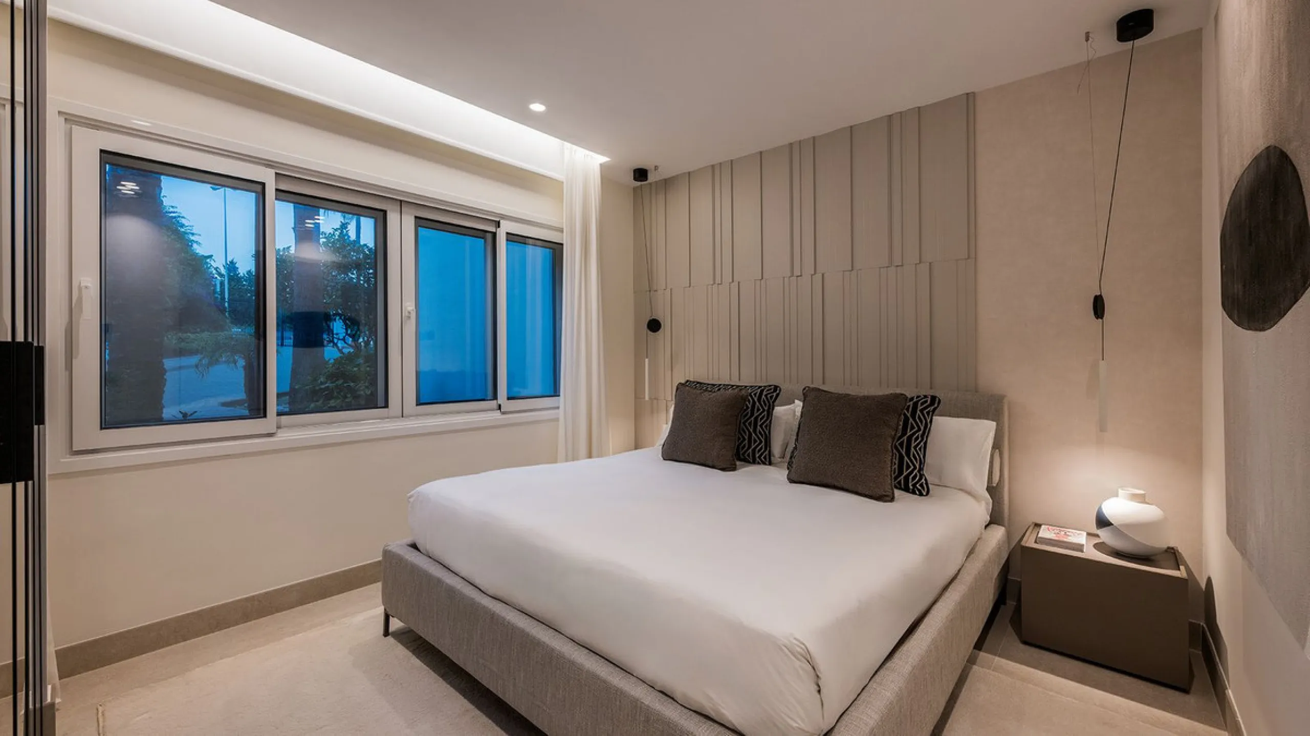 Bahía del Velerín is an exclusive community located between Marbella and Estepona. It features an impressive pool area with a snack bar, lush tropical gardens and 24-hour security. This prime location offers access to one of the best beaches in the region