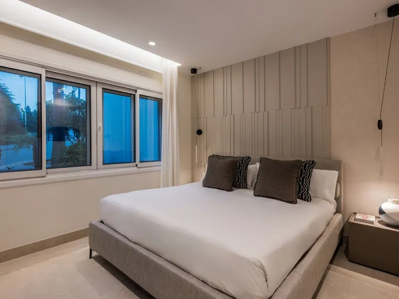 Bahía del Velerín is an exclusive community located between Marbella and Estepona. It features an impressive pool area with a snack bar, lush tropical gardens and 24-hour security. This prime location offers access to one of the best beaches in the region