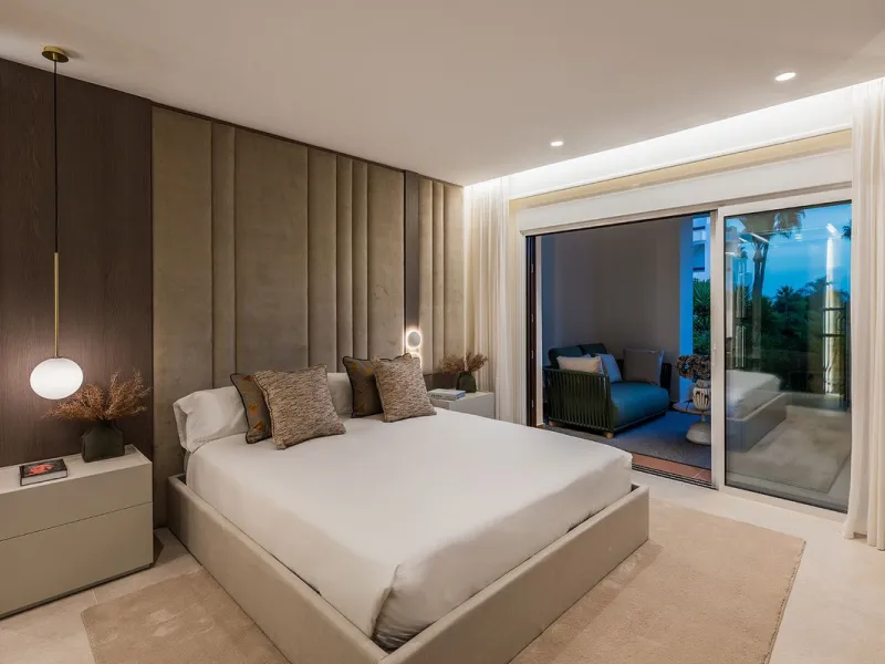 Bahía del Velerín is an exclusive community located between Marbella and Estepona. It features an impressive pool area with a snack bar, lush tropical gardens and 24-hour security. This prime location offers access to one of the best beaches in the region