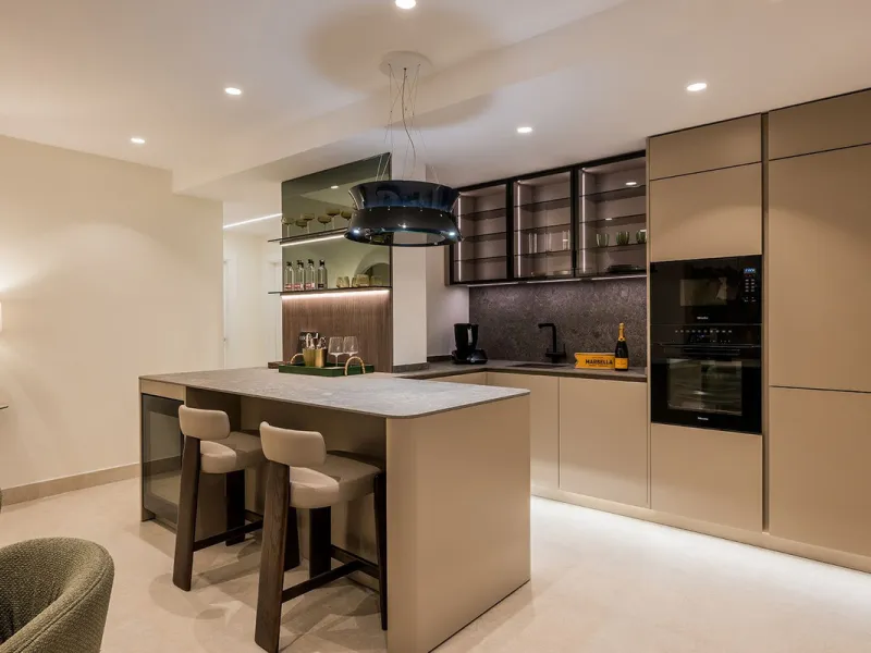 Bahía del Velerín is an exclusive community located between Marbella and Estepona. It features an impressive pool area with a snack bar, lush tropical gardens and 24-hour security. This prime location offers access to one of the best beaches in the region