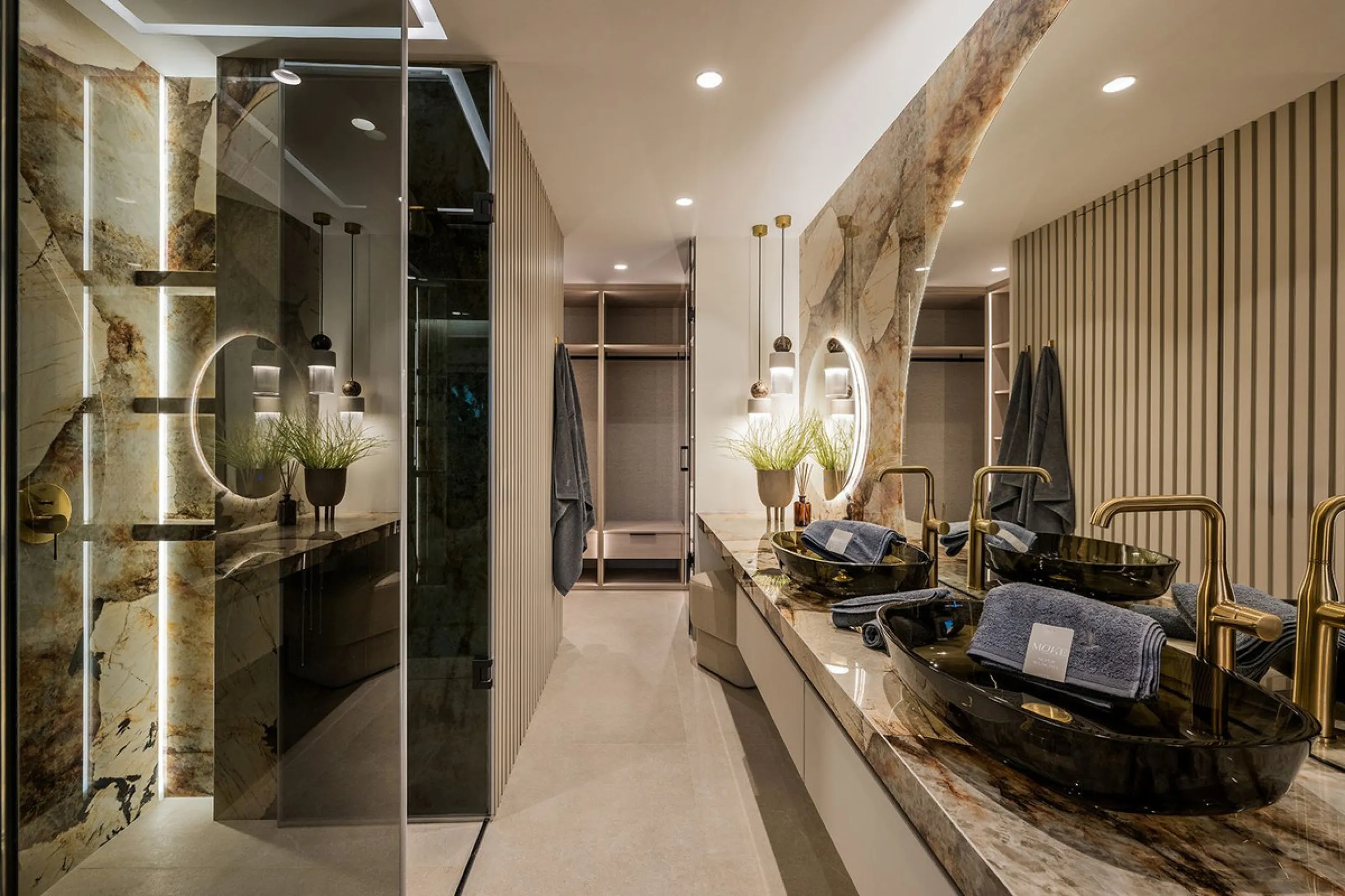 Bahía del Velerín is an exclusive community located between Marbella and Estepona. It features an impressive pool area with a snack bar, lush tropical gardens and 24-hour security. This prime location offers access to one of the best beaches in the region