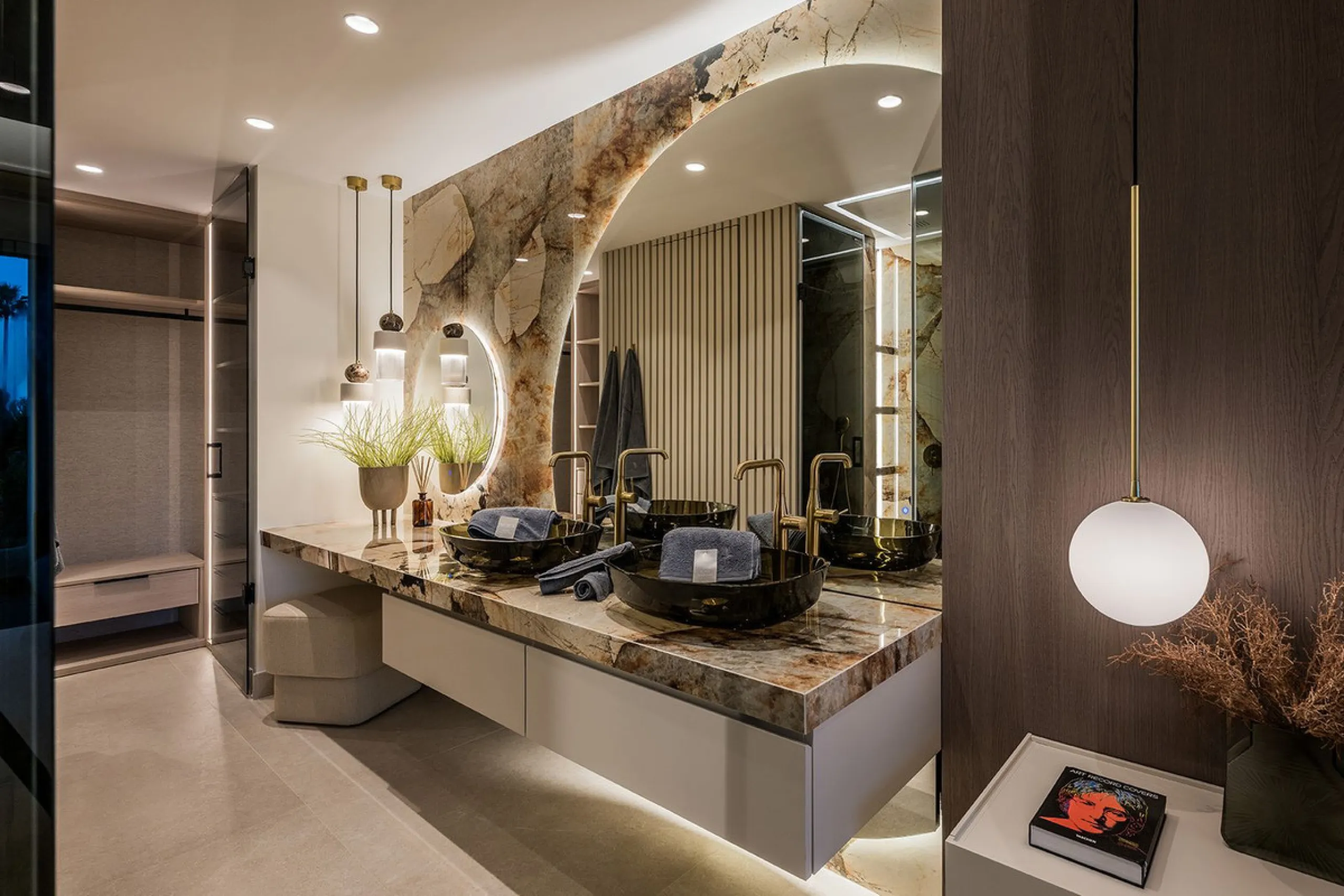 Bahía del Velerín is an exclusive community located between Marbella and Estepona. It features an impressive pool area with a snack bar, lush tropical gardens and 24-hour security. This prime location offers access to one of the best beaches in the region