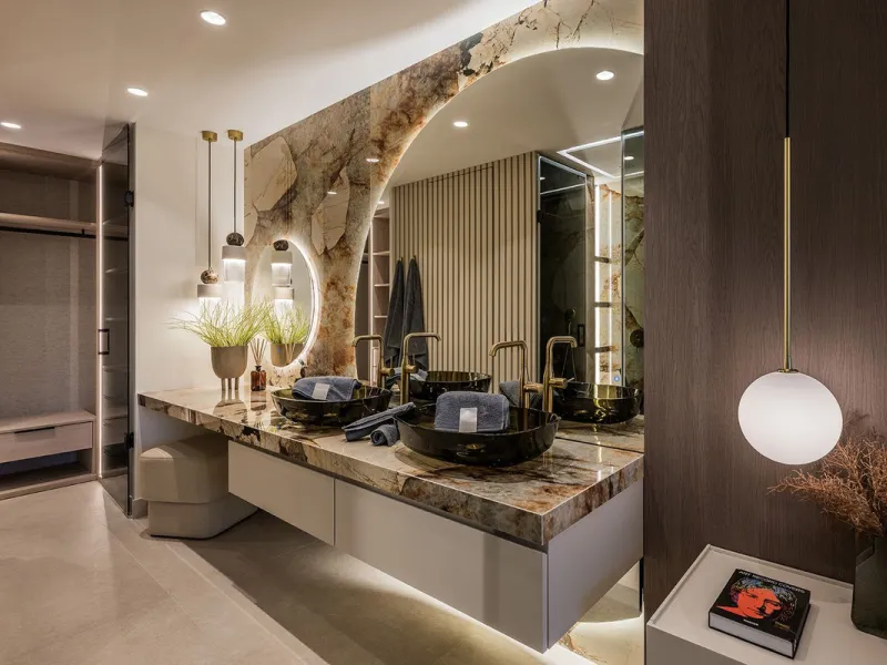 Bahía del Velerín is an exclusive community located between Marbella and Estepona. It features an impressive pool area with a snack bar, lush tropical gardens and 24-hour security. This prime location offers access to one of the best beaches in the region
